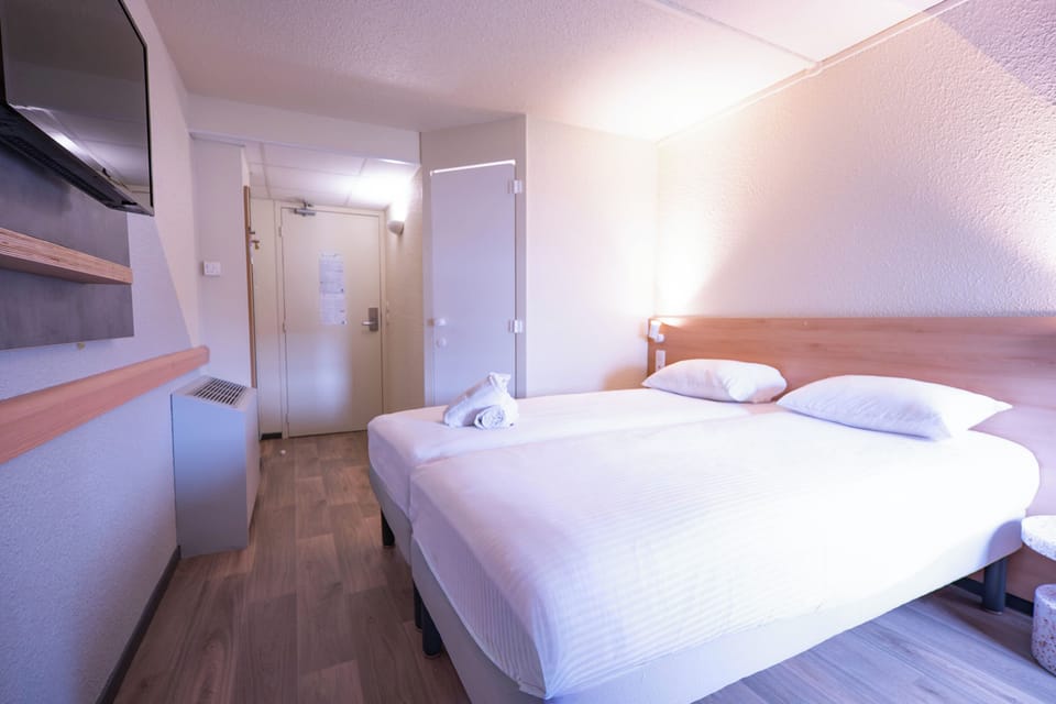 Twin Room, 2 Twin Beds | Hypo-allergenic bedding available, desk, blackout drapes
