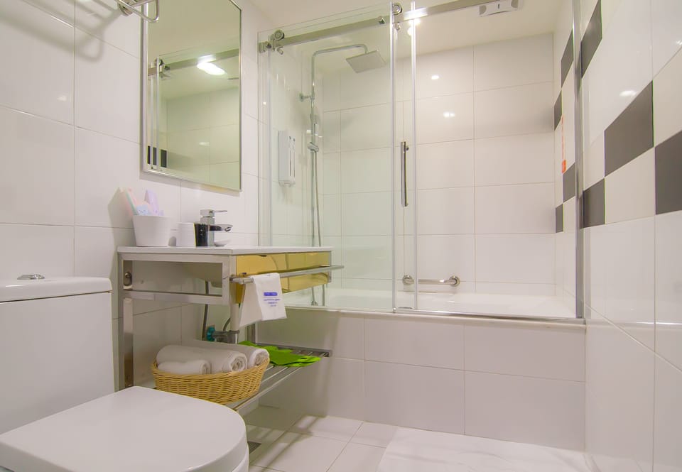 Elite Double Room with bathtub | Bathroom | Rainfall showerhead, hair dryer, bidet, towels