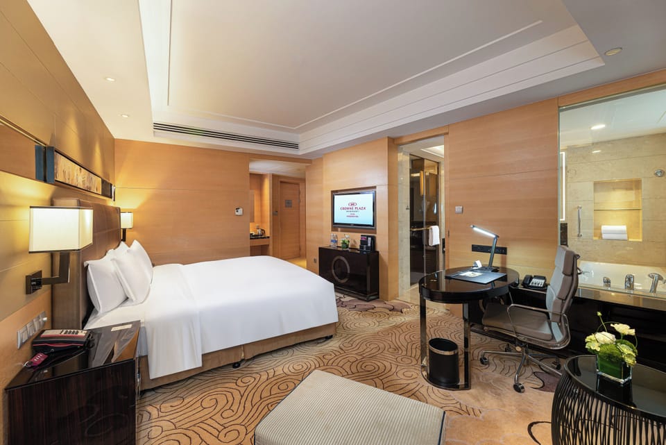 Standard Room, 1 King Bed, Club Lounge Access | In-room safe, desk, iron/ironing board, cribs (free)
