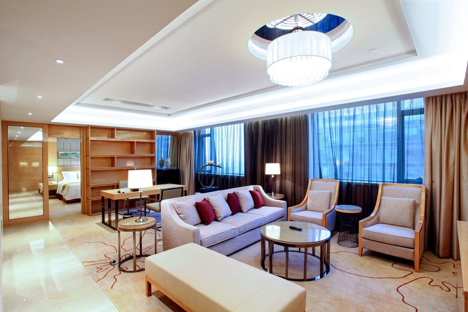 20 bedrooms, down comforters, in-room safe, desk