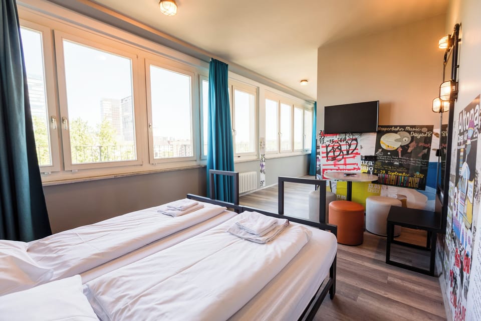 In-room safe, WiFi (free), bed sheets