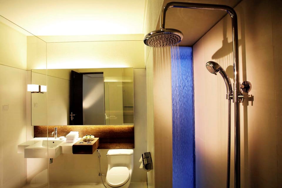 Shower, rainfall showerhead, free toiletries, hair dryer