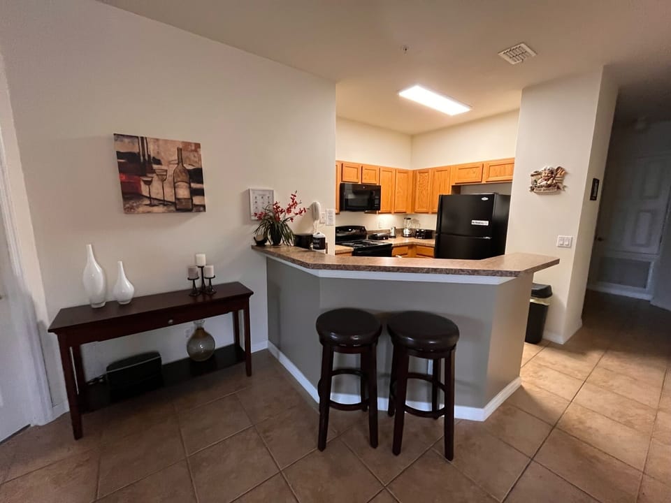 Kitchen with breakfast bar