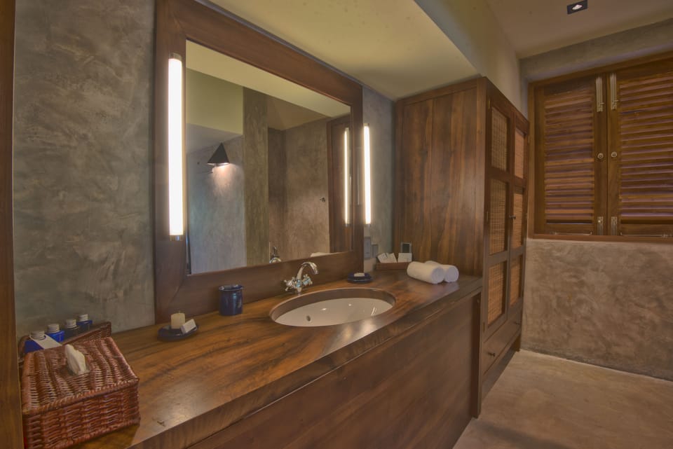 Deluxe Room | Bathroom | Shower, free toiletries, bathrobes, bidet