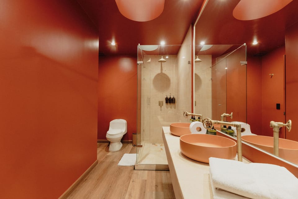Premium Room | Bathroom | Shower, rainfall showerhead, hair dryer, towels