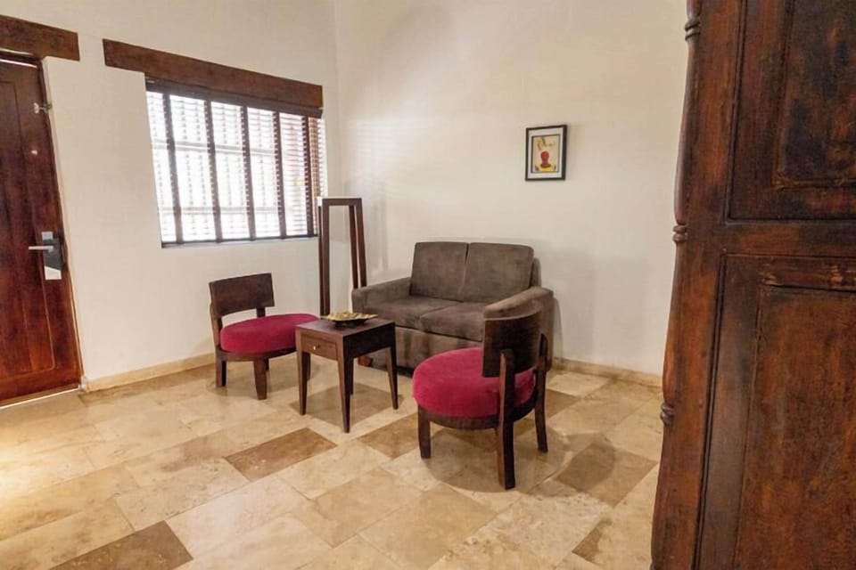 Superior King | Living area | Flat-screen TV