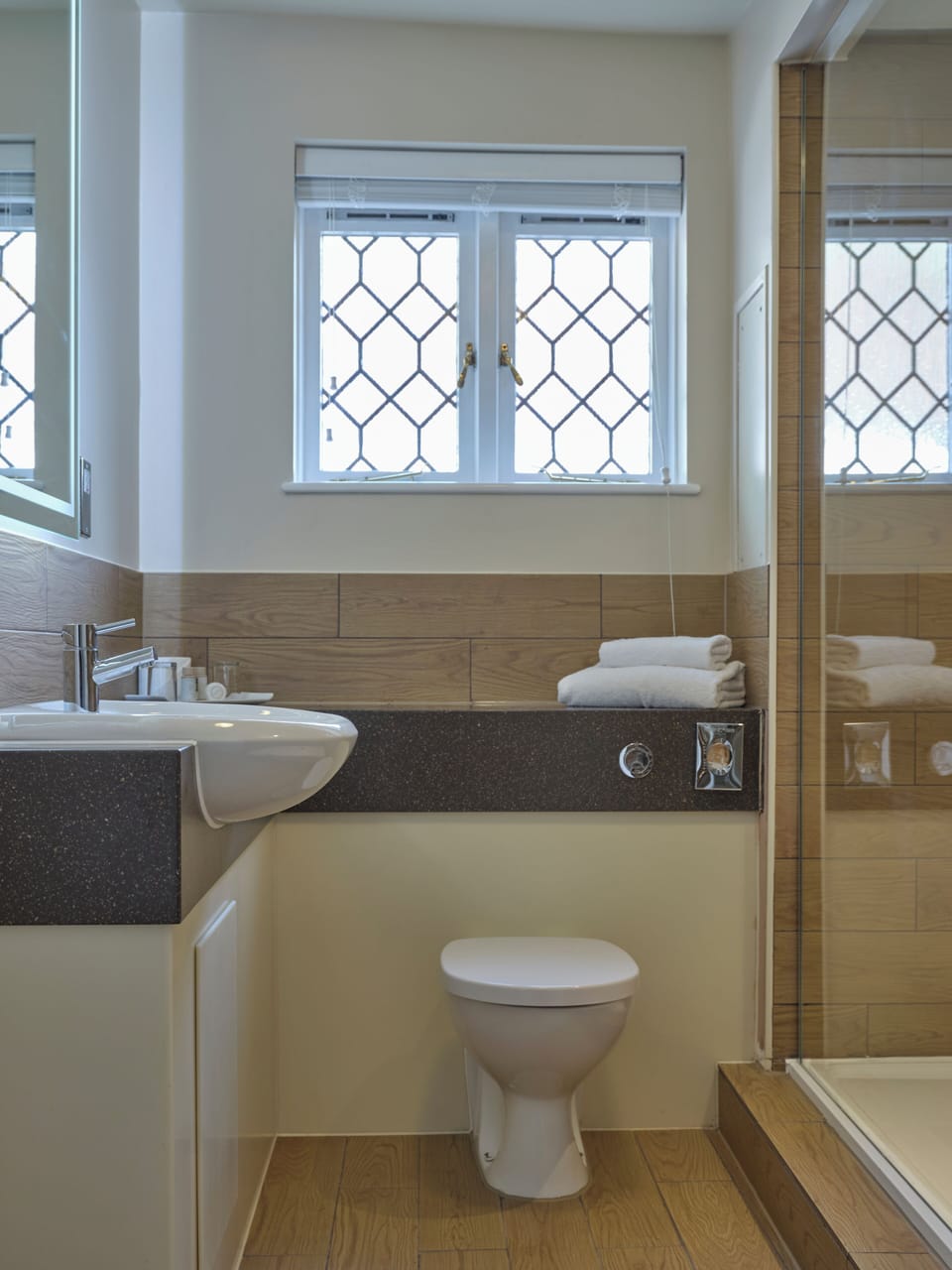 Combined shower/tub, free toiletries, hair dryer, towels