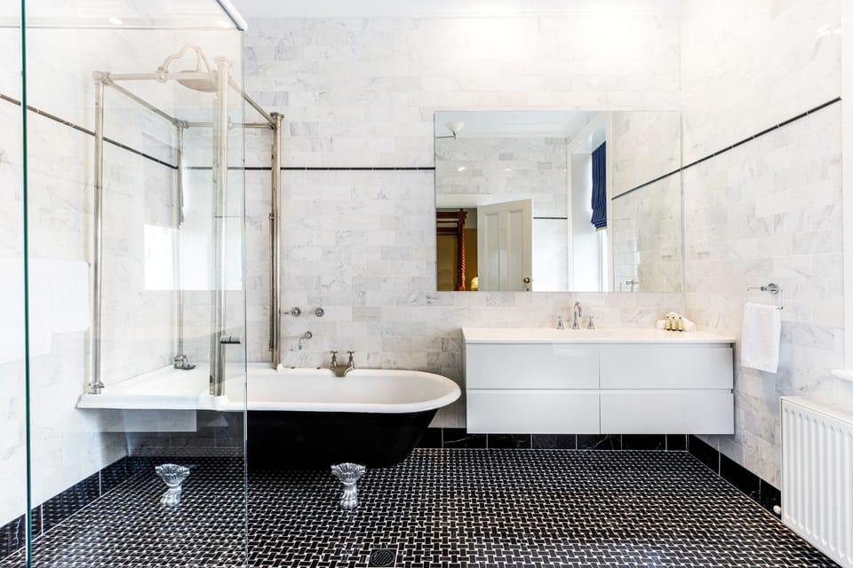 Combined shower/tub, free toiletries, hair dryer, towels