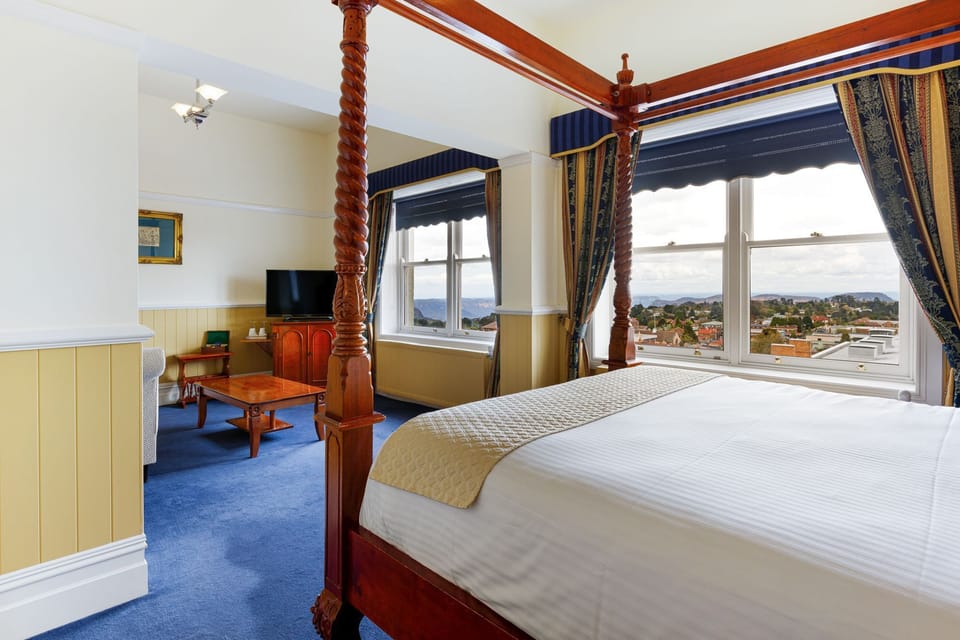 Junior Studio, 1 Queen Bed | In-room safe, iron/ironing board, WiFi (free), bed sheets