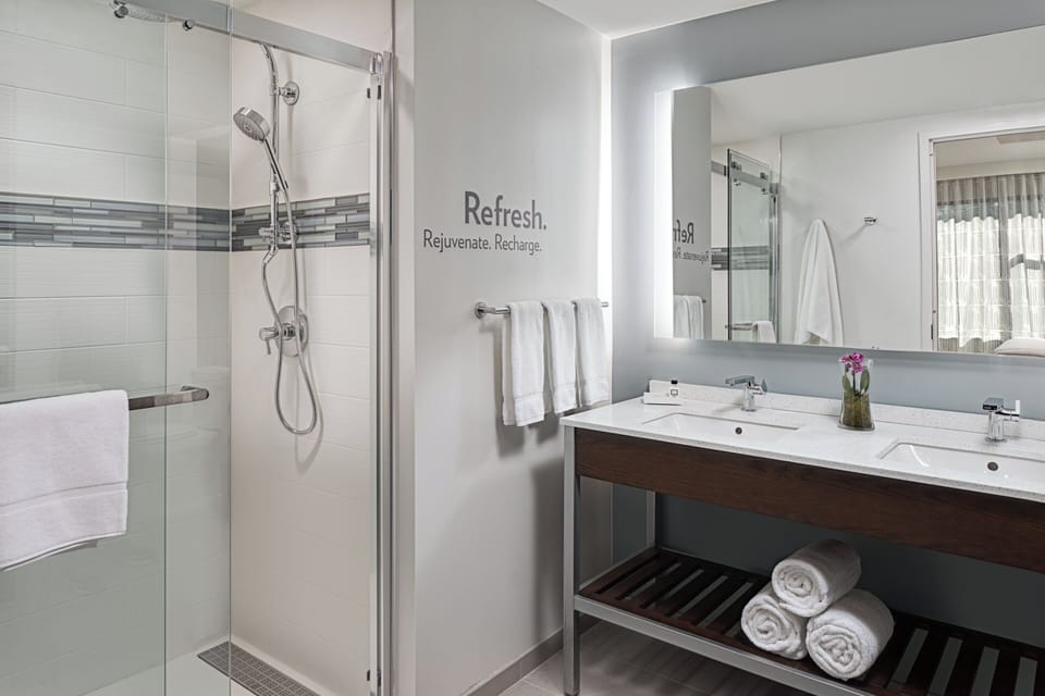 Standard Room | Bathroom | Designer toiletries, hair dryer, towels