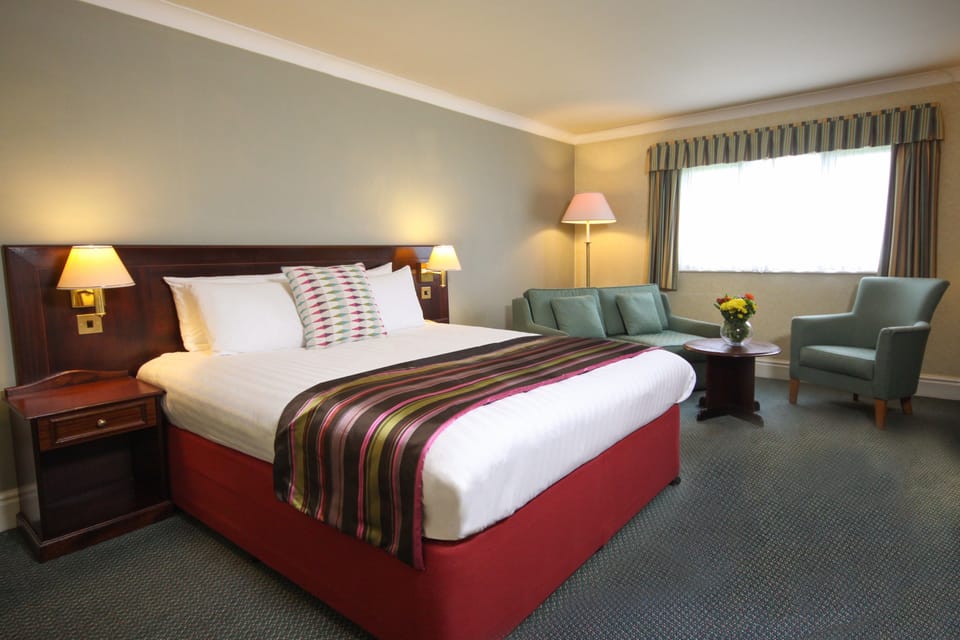 1 bedroom, desk, alarm clocks, bed sheets