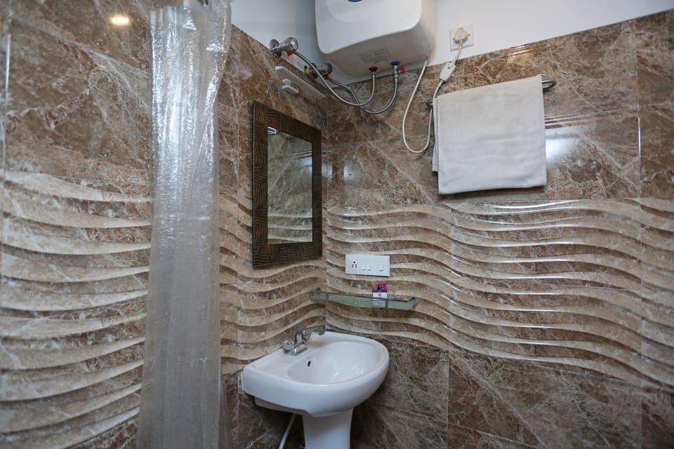 Standard Room with Free Wifi  | Bathroom | Free toiletries, towels