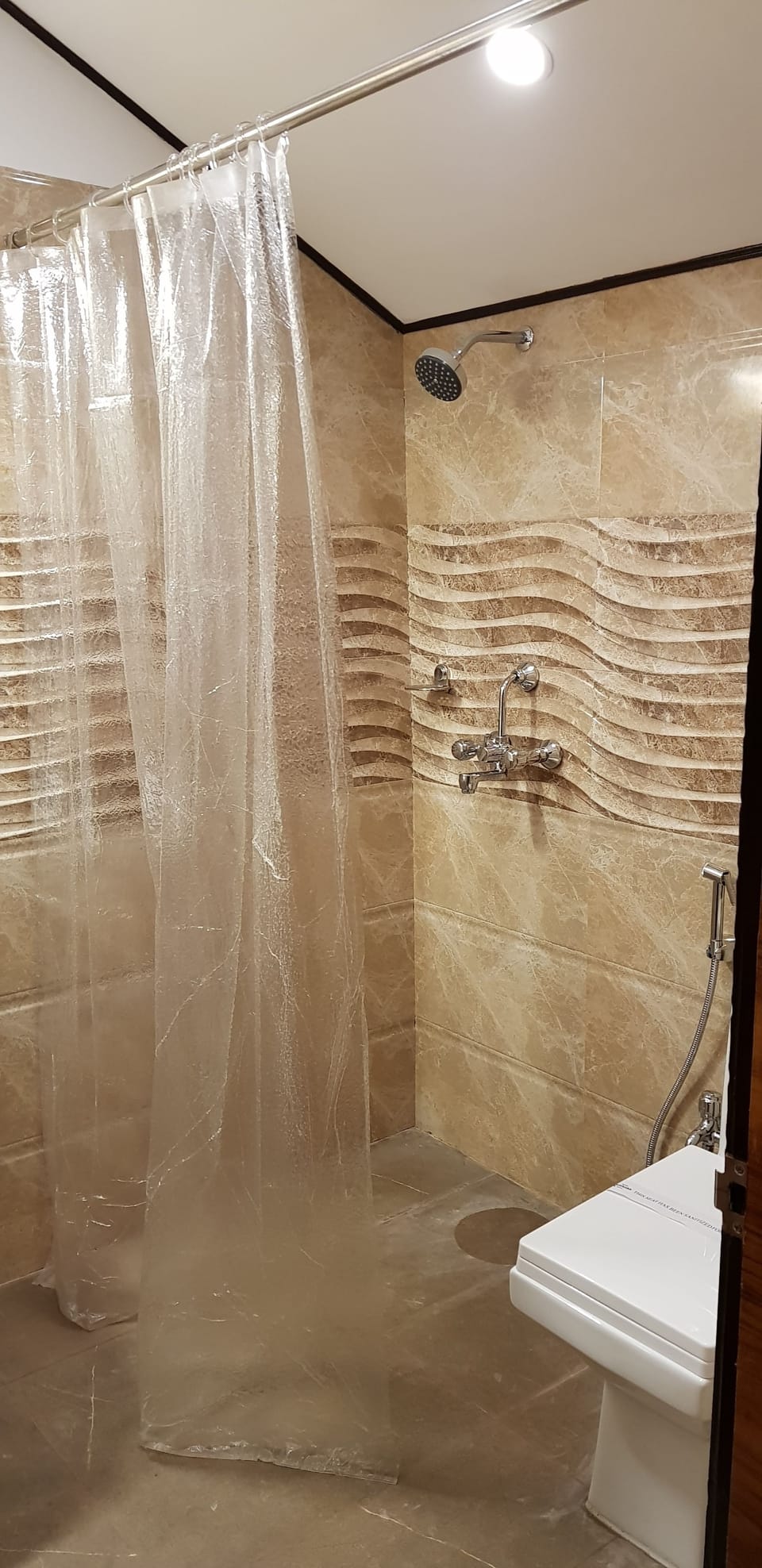 Deluxe Room | Bathroom shower
