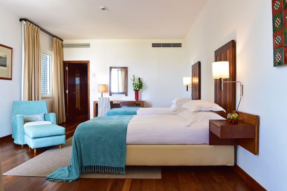 Hypo-allergenic bedding, minibar, in-room safe, desk