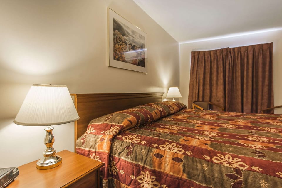 Desk, iron/ironing board, rollaway beds, free WiFi
