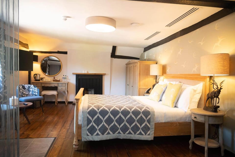 Superior Room, 1 King Bed, Non Smoking | Individually decorated, desk, iron/ironing board, travel crib