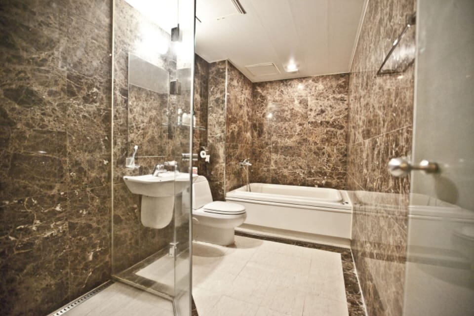 Family Room | Bathroom | Separate tub and shower, deep soaking tub, free toiletries, hair dryer