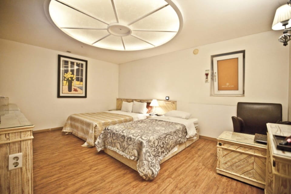 Family Room | Desk, free WiFi, bed sheets