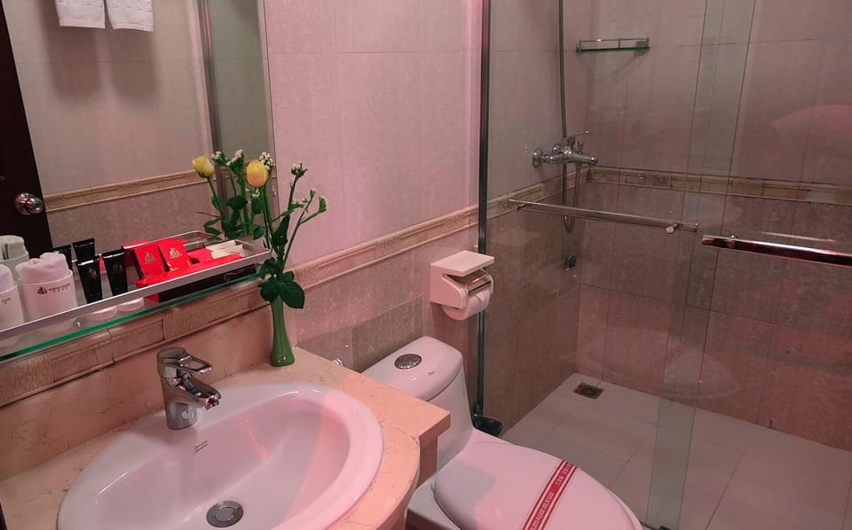 Superior Room | Bathroom | Combined shower/tub, jetted tub, designer toiletries, hair dryer