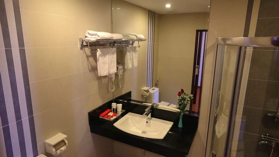 Deluxe Room | Bathroom | Combined shower/tub, jetted tub, designer toiletries, hair dryer