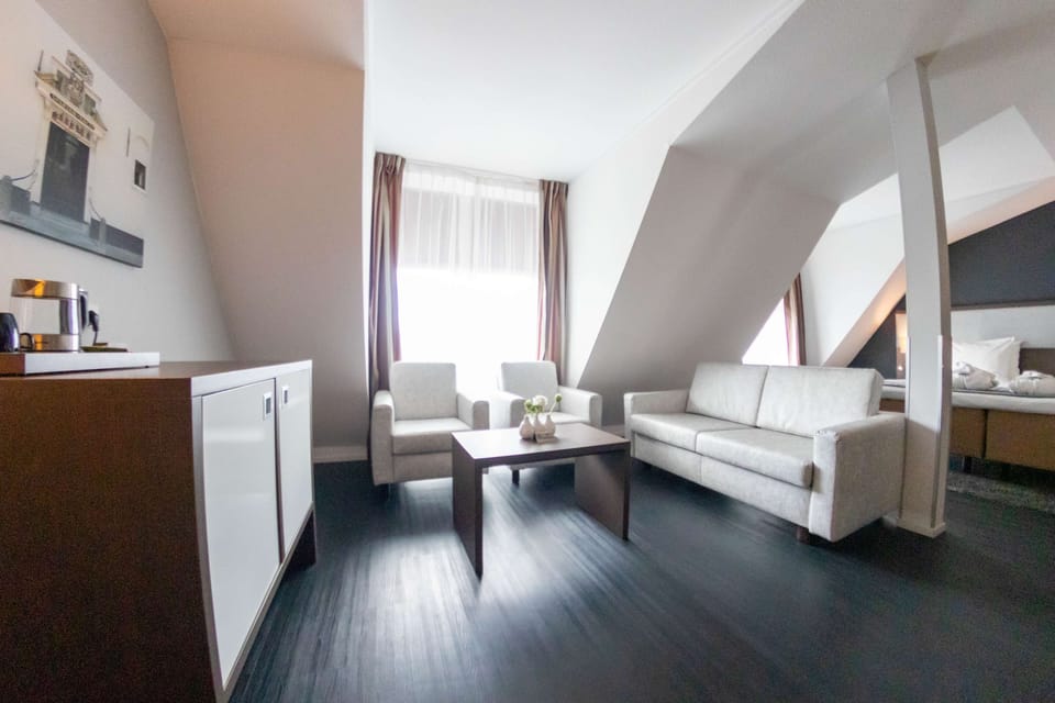 Suite, 1 Double Bed, Non Smoking, Bathtub | Egyptian cotton sheets, premium bedding, in-room safe