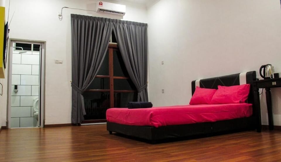 Deluxe Room | Iron/ironing board, free WiFi