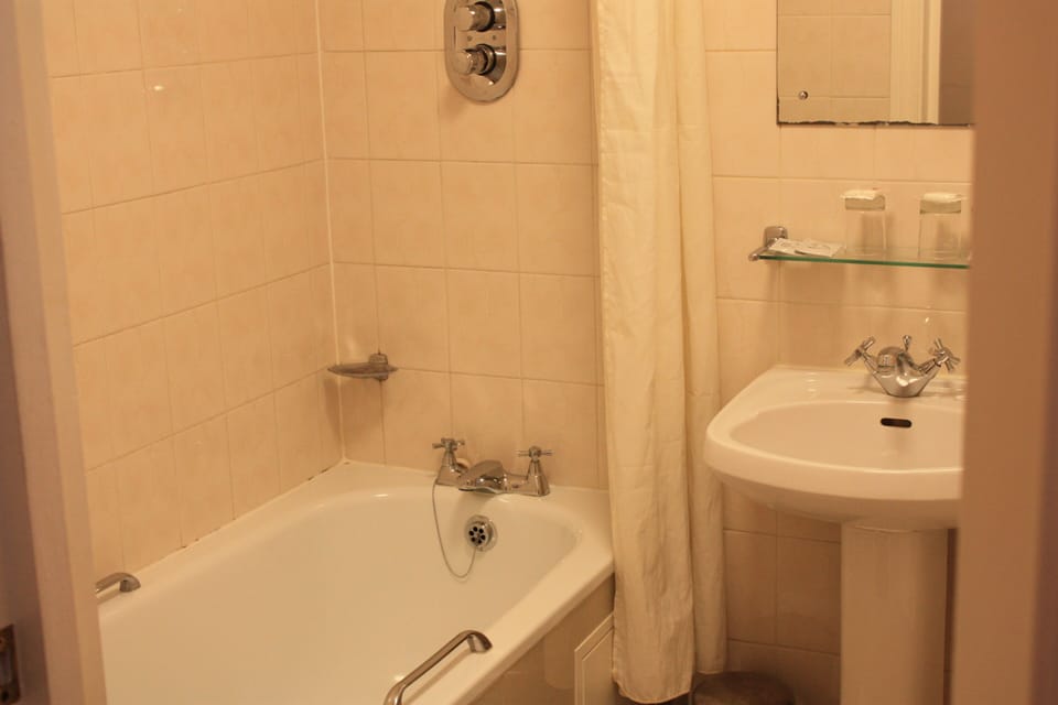 Combined shower/tub, free toiletries, hair dryer, towels