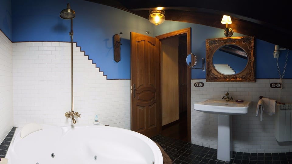 Superior Suite | Jetted tub