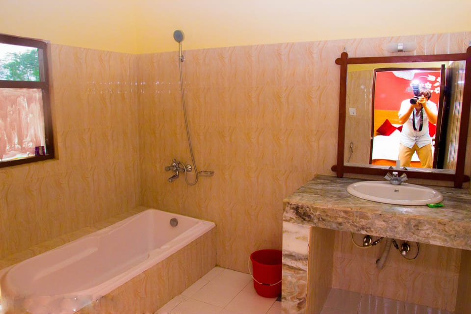 Deluxe Double Room, Garden View | Bathroom | Shower, free toiletries, hair dryer, bathrobes
