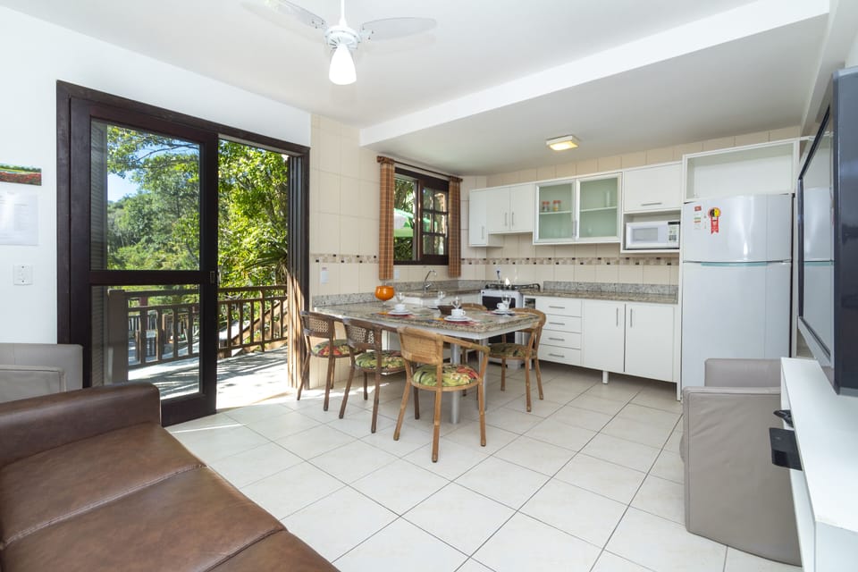 Family Bungalow | Private kitchen | Full-size fridge, microwave, oven, stovetop