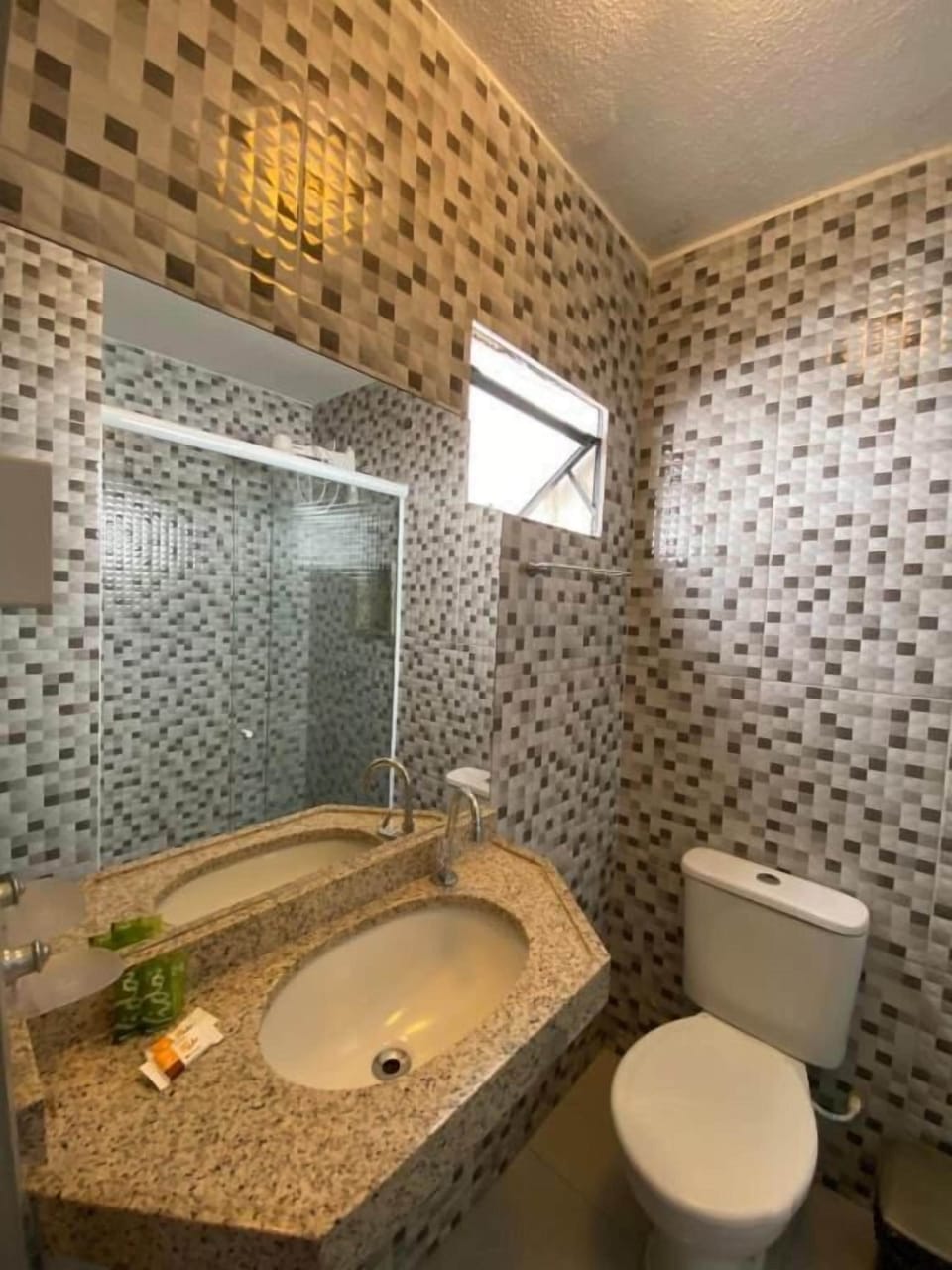 Apartamento Triplo | Bathroom | Shower, hair dryer, towels, soap