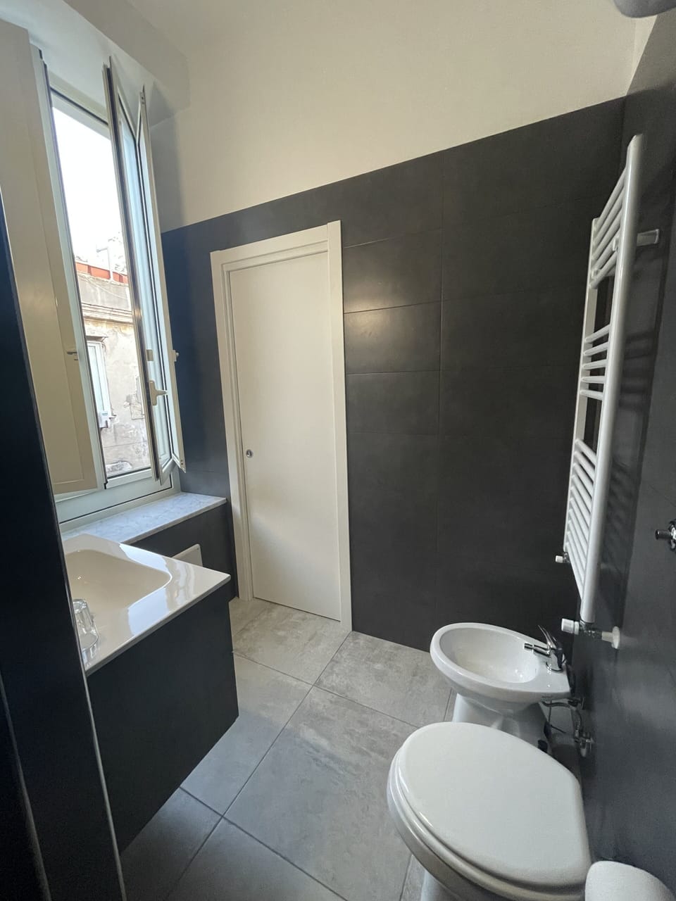 Shower, free toiletries, hair dryer, bidet