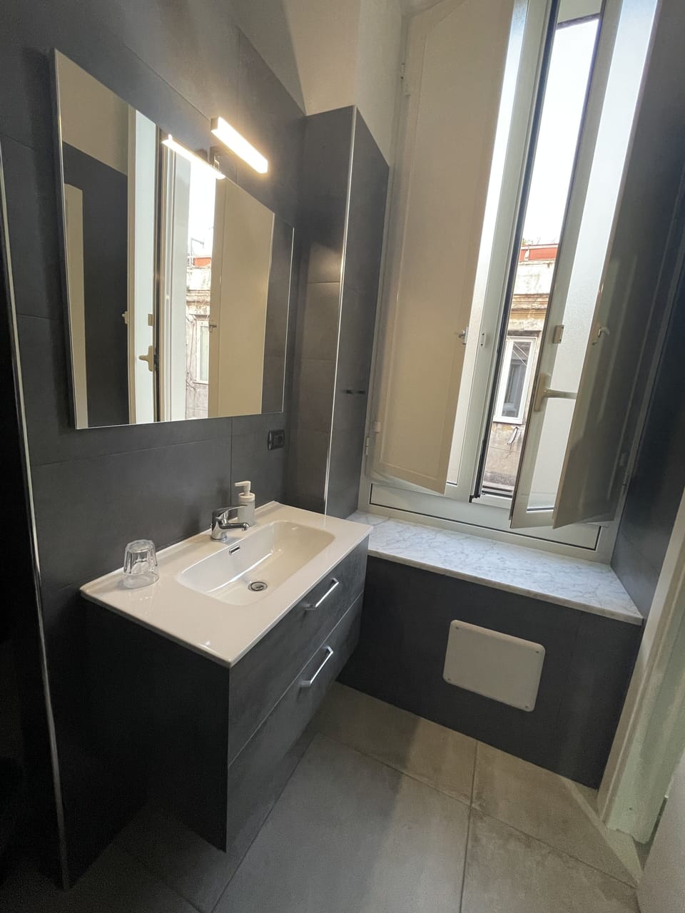 Shower, free toiletries, hair dryer, bidet