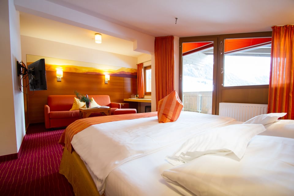 Suite | In-room safe, individually decorated, individually furnished, desk