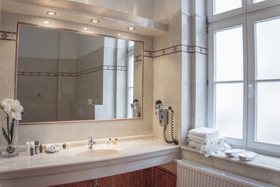 Comfort Apartment | Bathroom | Combined shower/tub, free toiletries, hair dryer, towels