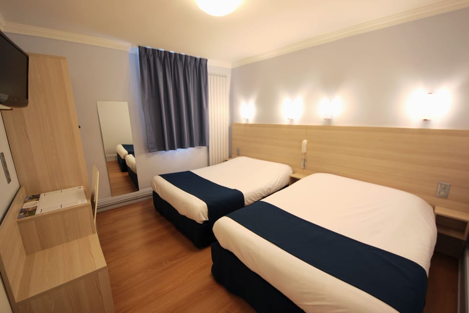Family Room | Desk, soundproofing, iron/ironing board, free WiFi