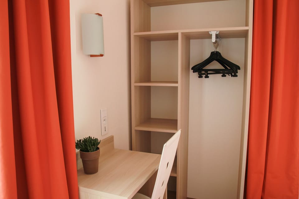 Triple Room | Desk, soundproofing, iron/ironing board, free WiFi