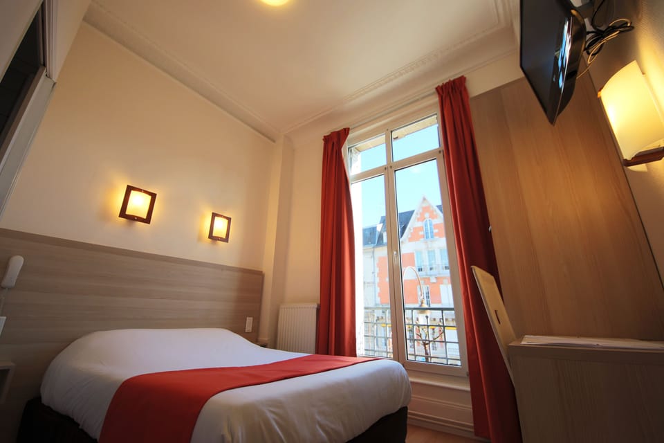 Standard Double Room | Desk, soundproofing, iron/ironing board, free WiFi