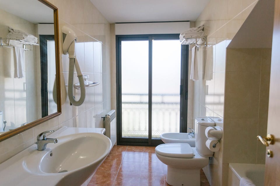 Quadruple Room | Bathroom | Free toiletries, hair dryer, bidet, towels