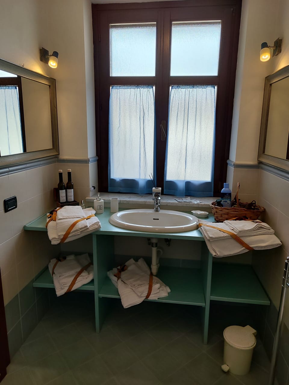 Suite, Private Bathroom | Bathroom | Combined shower/tub, free toiletries, hair dryer, bathrobes