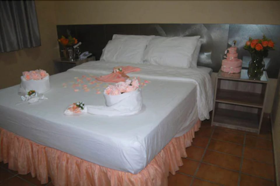 Minibar, WiFi (free), bed sheets