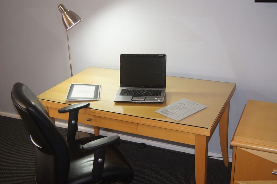 Deluxe King Room | In-room safe, iron/ironing board, WiFi (free), bed sheets