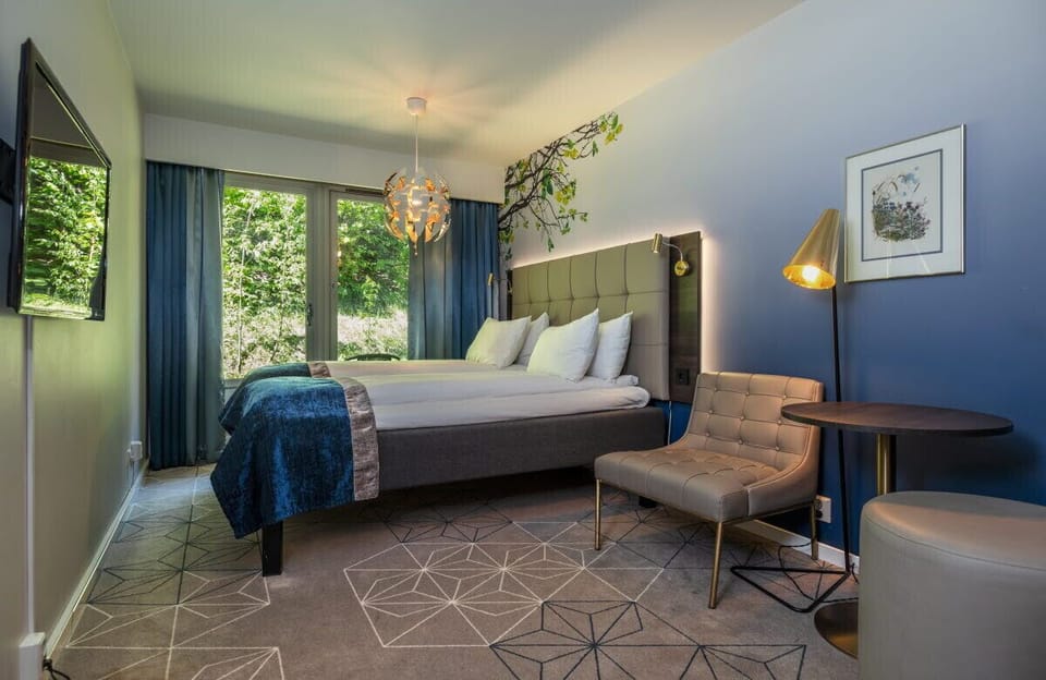 Premium bedding, minibar, desk, free WiFi