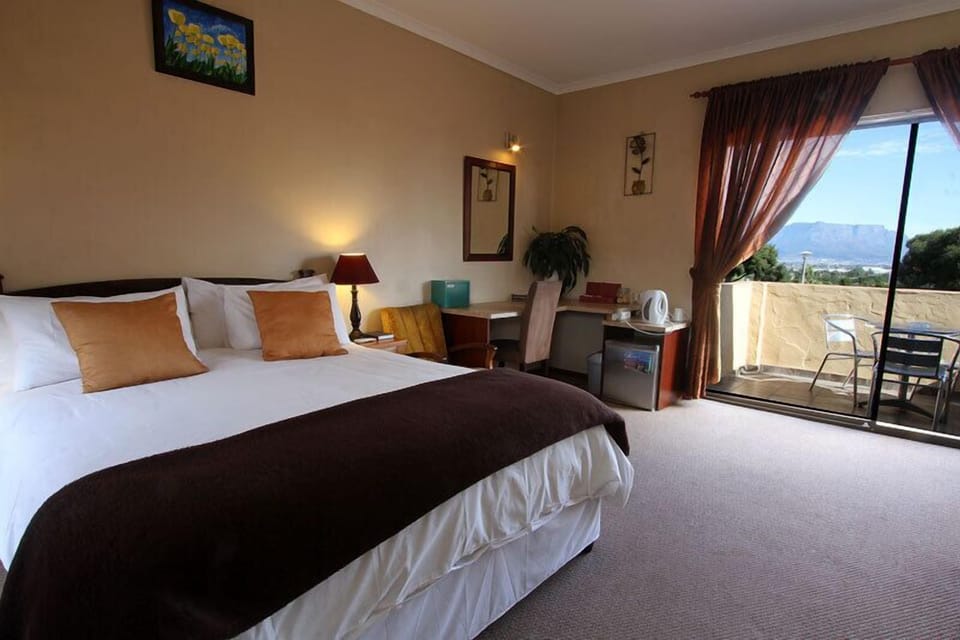 Desk, laptop workspace, iron/ironing board, free WiFi
