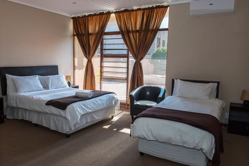 Queen & single bed | Desk, laptop workspace, iron/ironing board, free WiFi