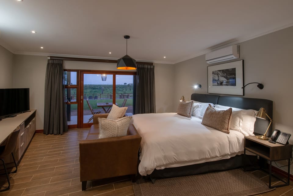 Deluxe Room | Premium bedding, in-room safe, desk, laptop workspace