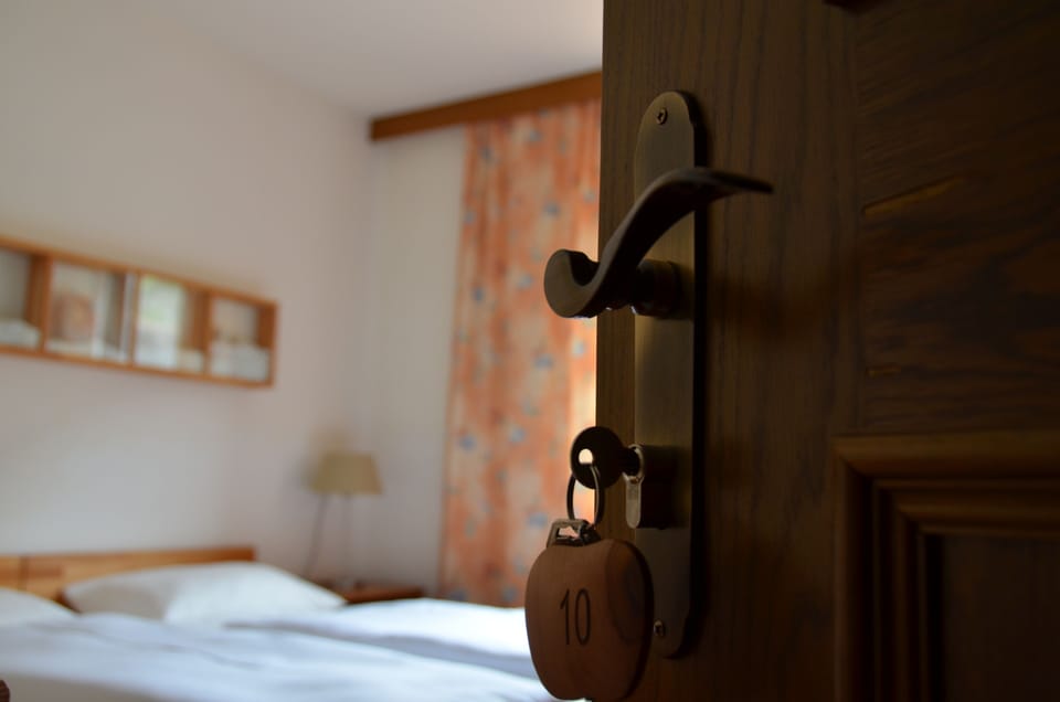 Premium bedding, in-room safe, blackout drapes, WiFi (free)