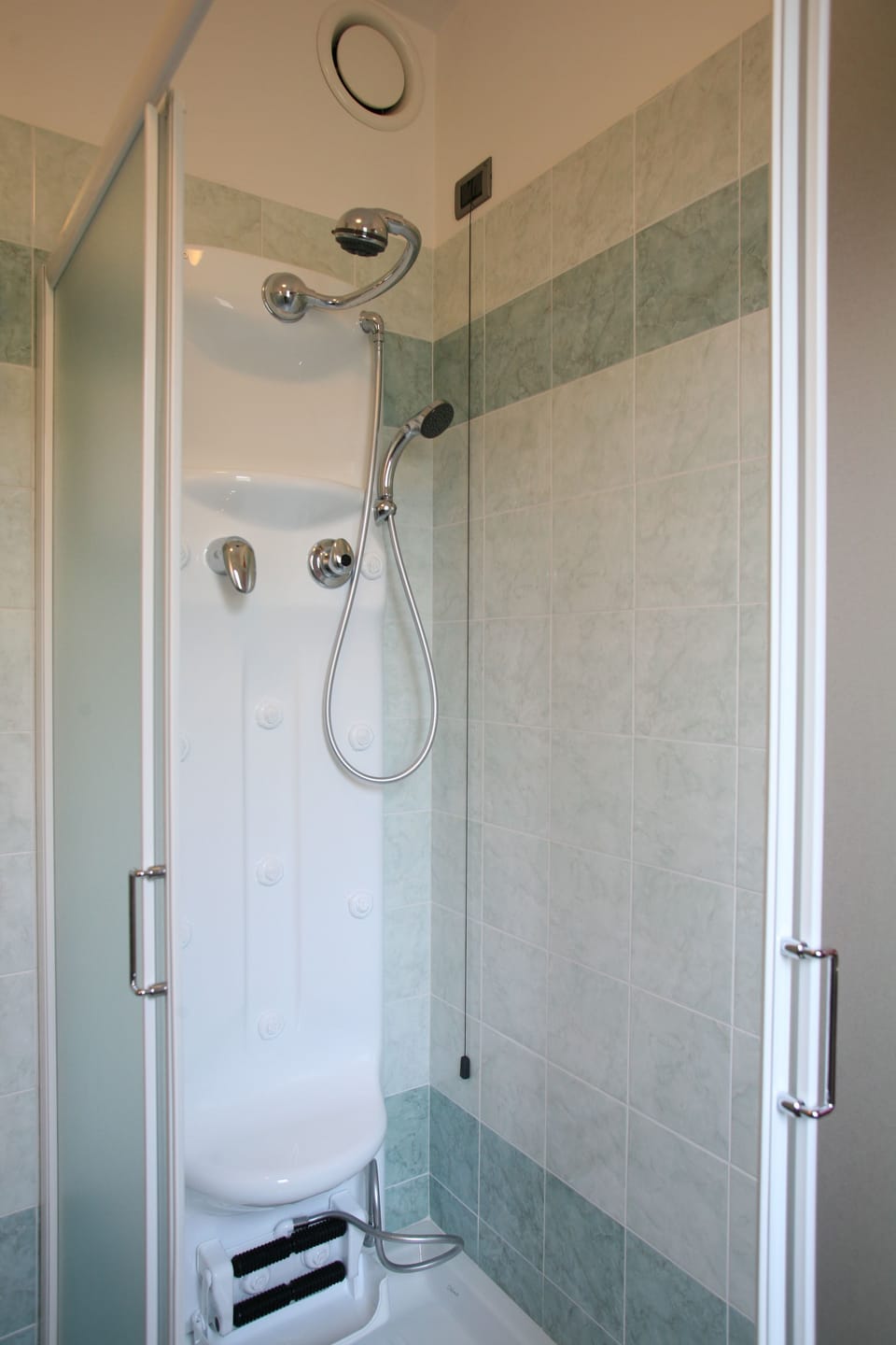 Deluxe Double Room | Bathroom | Shower, rainfall showerhead, free toiletries, hair dryer