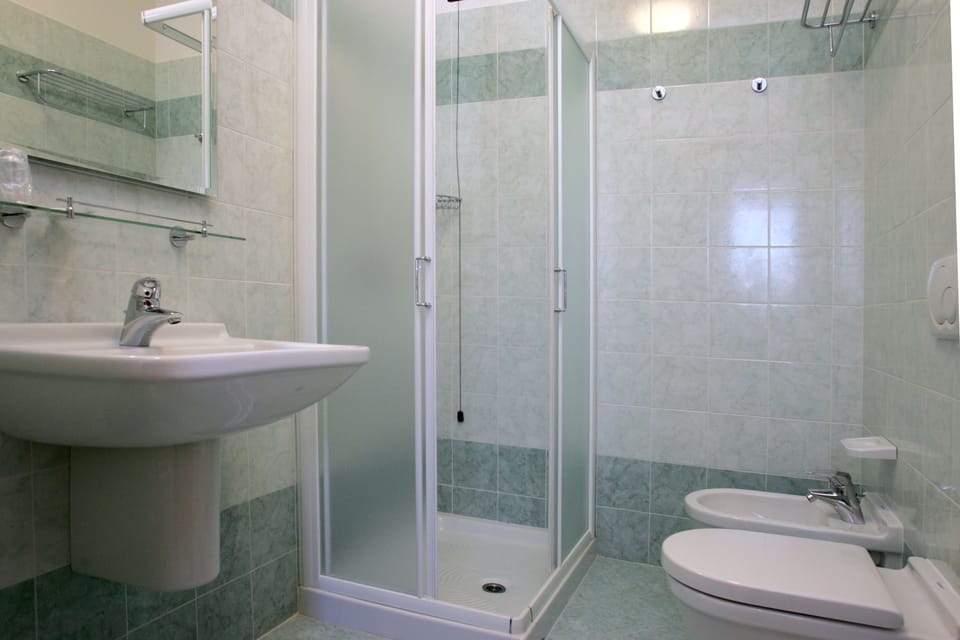 Comfort Single Room | Bathroom | Shower, rainfall showerhead, free toiletries, hair dryer