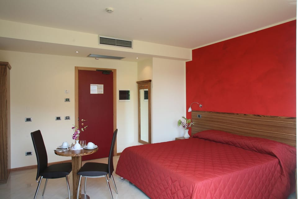 Deluxe Double Room | Frette Italian sheets, pillowtop beds, in-room safe, desk